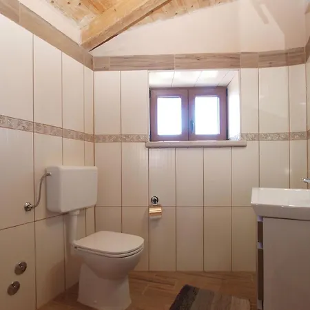 Ferienhaus Mit Privatpool Fuer 4 Personen Ca 65 Qm In Milotski Breg, Istrien Binnenland Von Istrien *