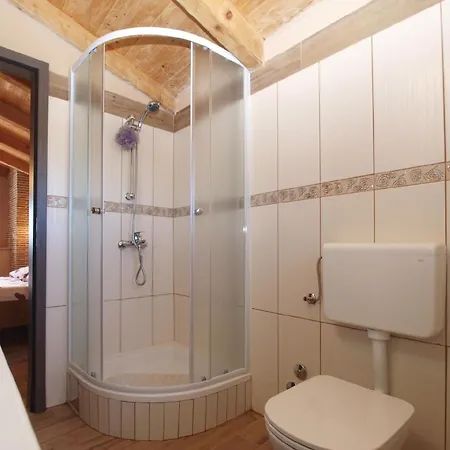 Mit Privatpool Fuer 4 Personen Ca 65 Qm In Milotski Breg, Istrien Binnenland Von Istrien *