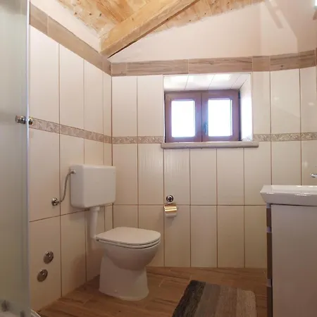 Mit Privatpool Fuer 4 Personen Ca 65 Qm In Milotski Breg, Istrien Binnenland Von Istrien *