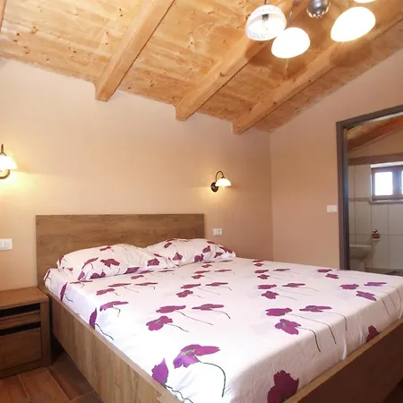 Ferienhaus Mit Privatpool Fuer 4 Personen Ca 65 Qm In Milotski Breg, Istrien Binnenland Von Istrien
