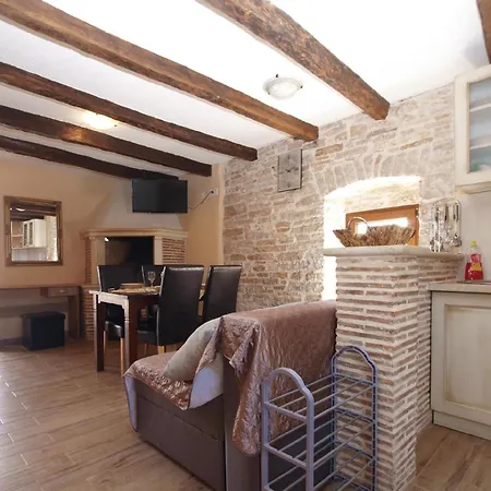 Ferienhaus Mit Privatpool Fuer 4 Personen Ca 65 Qm In Milotski Breg, Istrien Binnenland Von Istrien Žminj