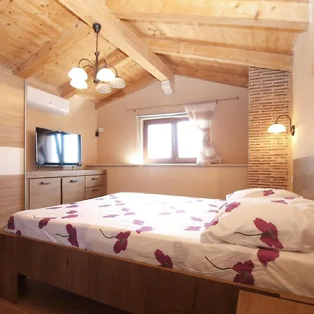 Mit Privatpool Fuer 4 Personen Ca 65 Qm In Milotski Breg, Istrien Binnenland Von Istrien * Žminj