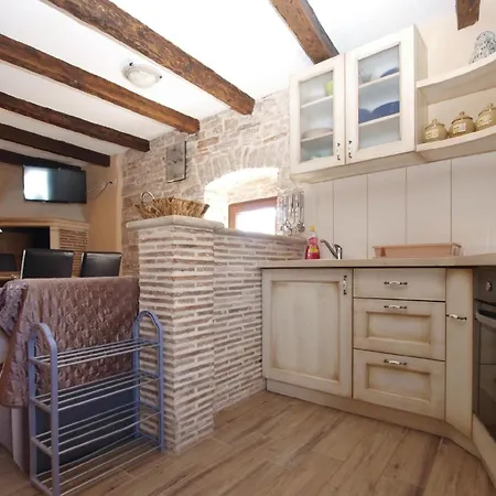 Ferienhaus Mit Privatpool Fuer 4 Personen Ca 65 Qm In Milotski Breg, Istrien Binnenland Von Istrien