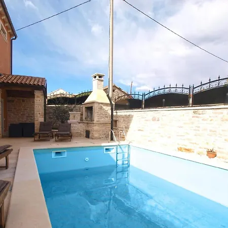 Mit Privatpool Fuer 4 Personen Ca 65 Qm In Milotski Breg, Istrien Binnenland Von Istrien Ferienhaus Žminj